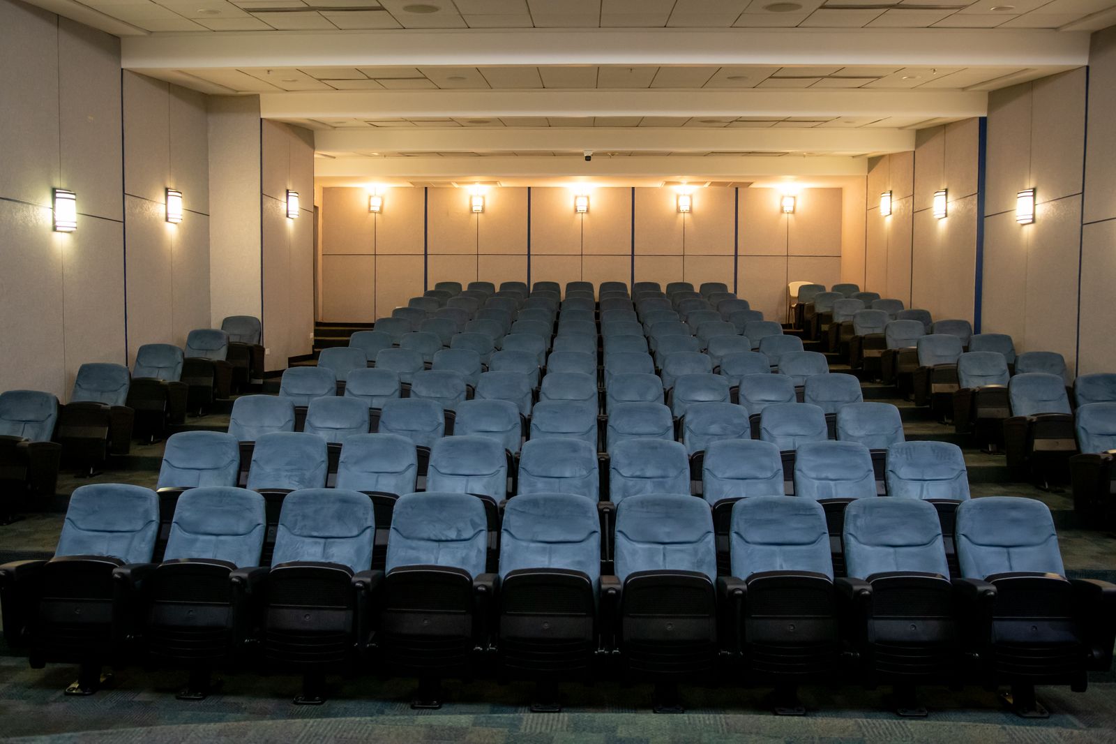 Auditorio de Rworks en montaje tipo teatro con butacas, listo para conferencias