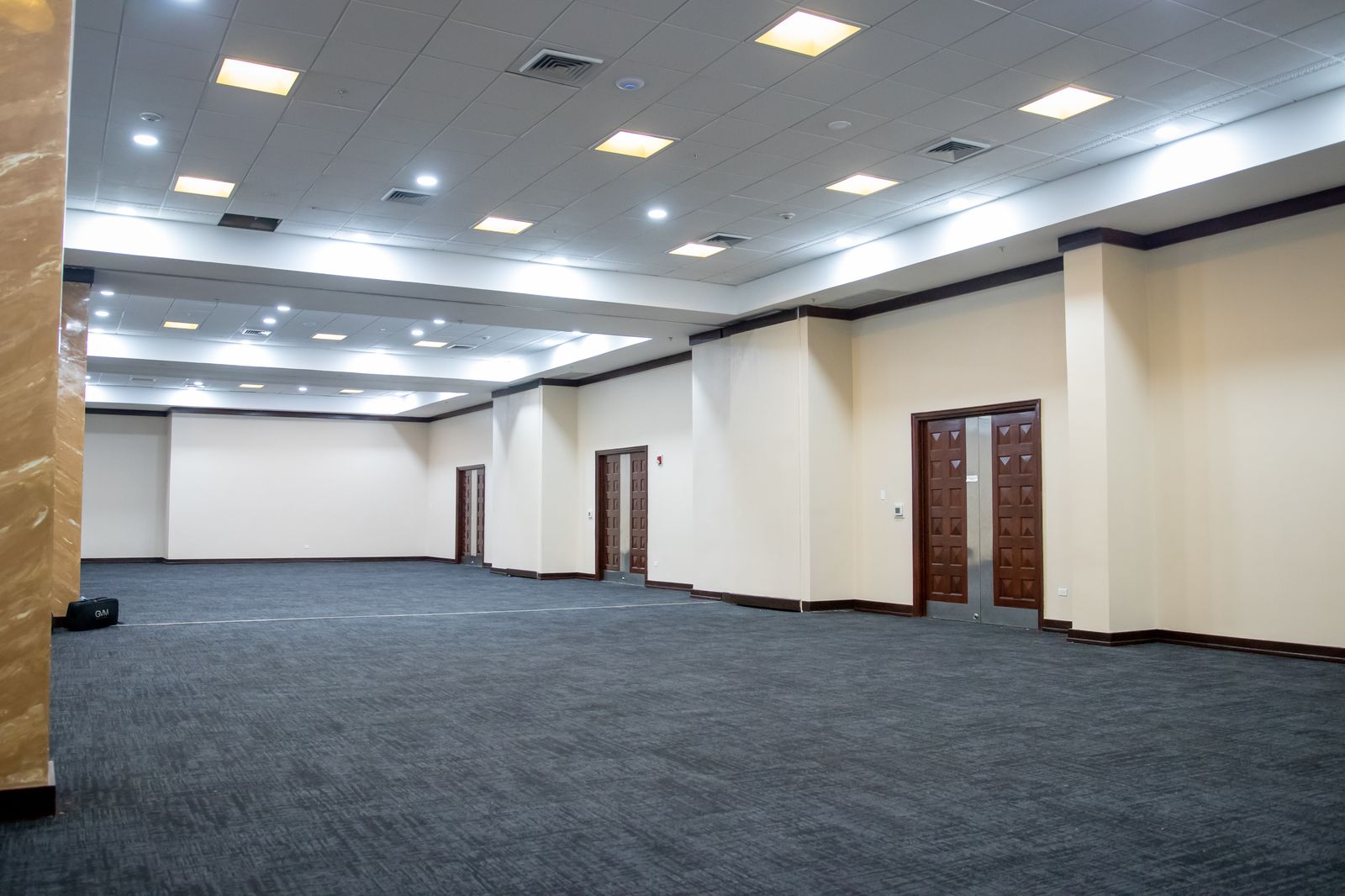 Salón de eventos de Rworks, espacio amplio y modular listo para conferencias y convenciones corporativas