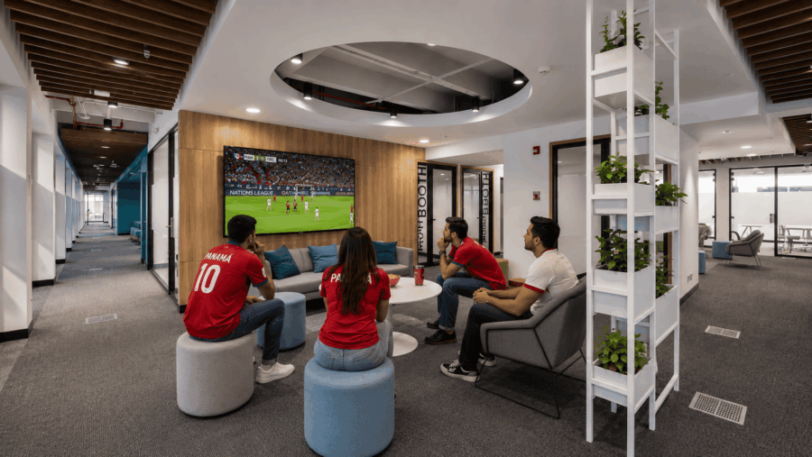 ¿Ver el partido o hacer networking? En un coworking puedes hacer ambas cosas