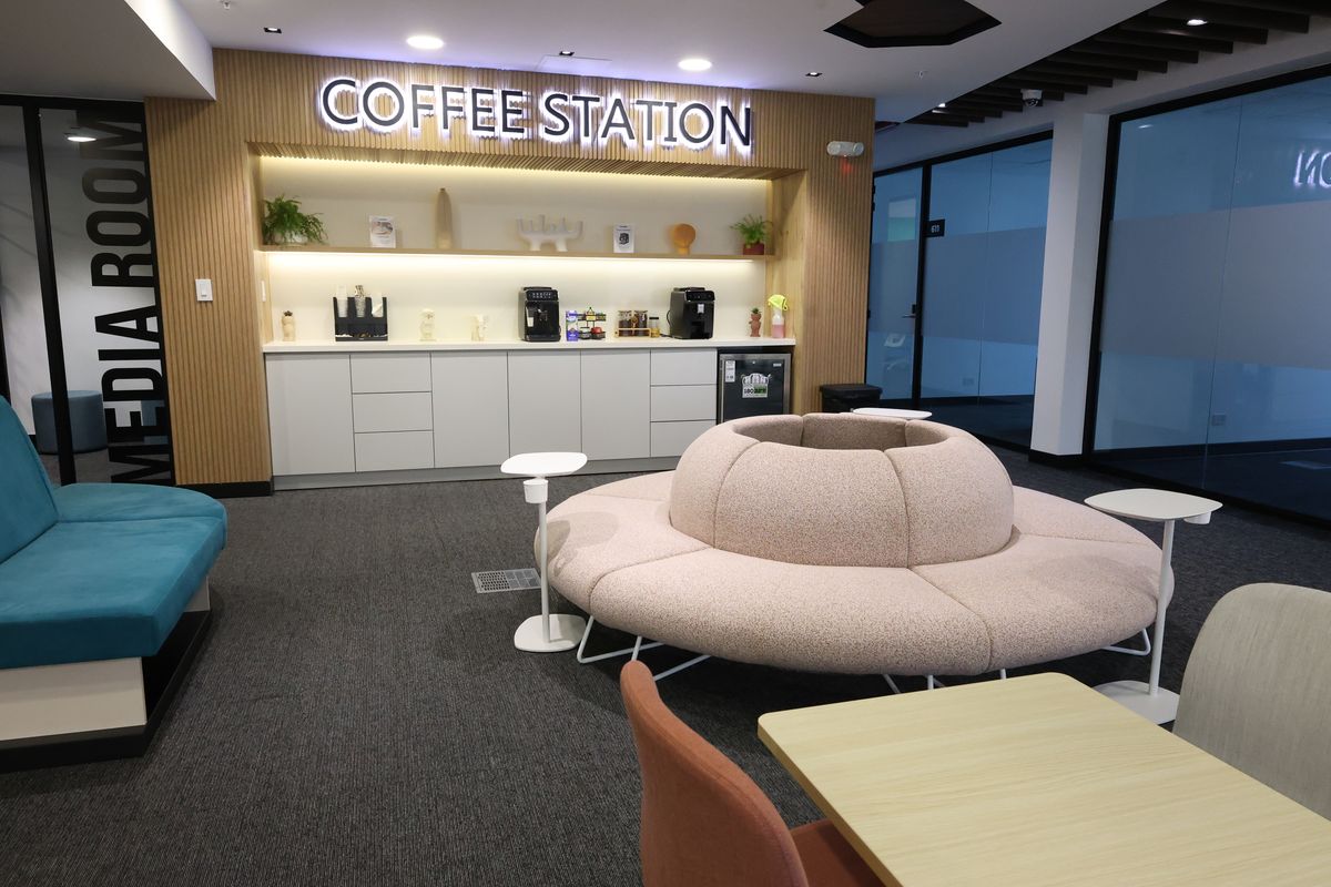 Coffee Station de Rworks junto a una zona lounge circular