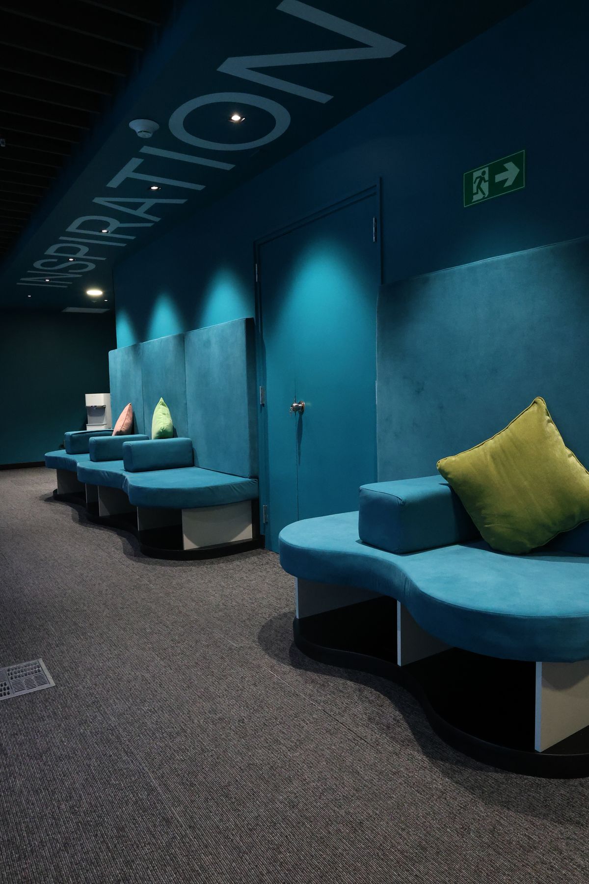 Zona lounge 'Inspiration' de Rworks, con asientos en tono turquesa