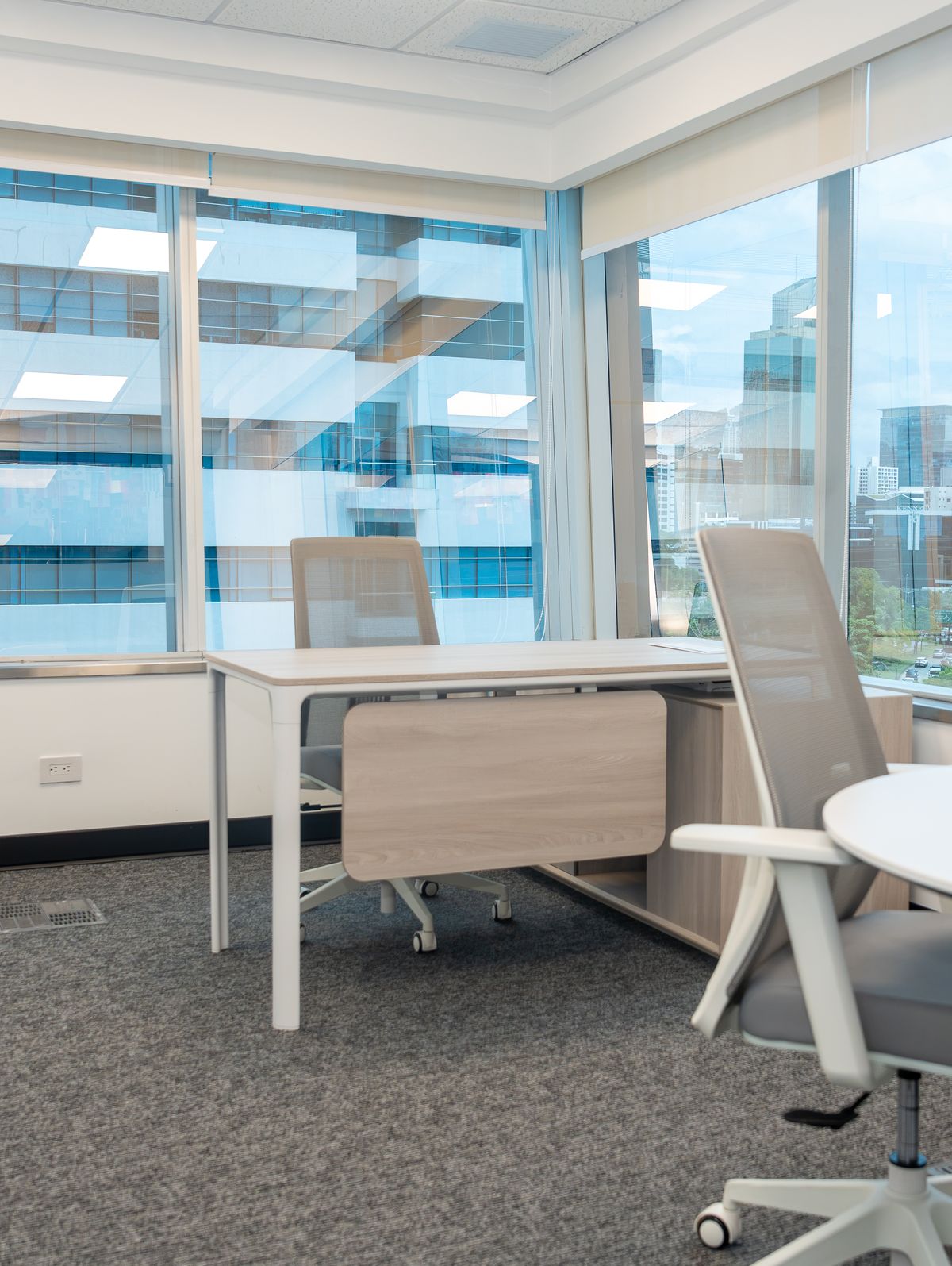 Oficina privada amoblada de Rworks con vista a la ciudad de Panamá, lista para operar desde el primer día