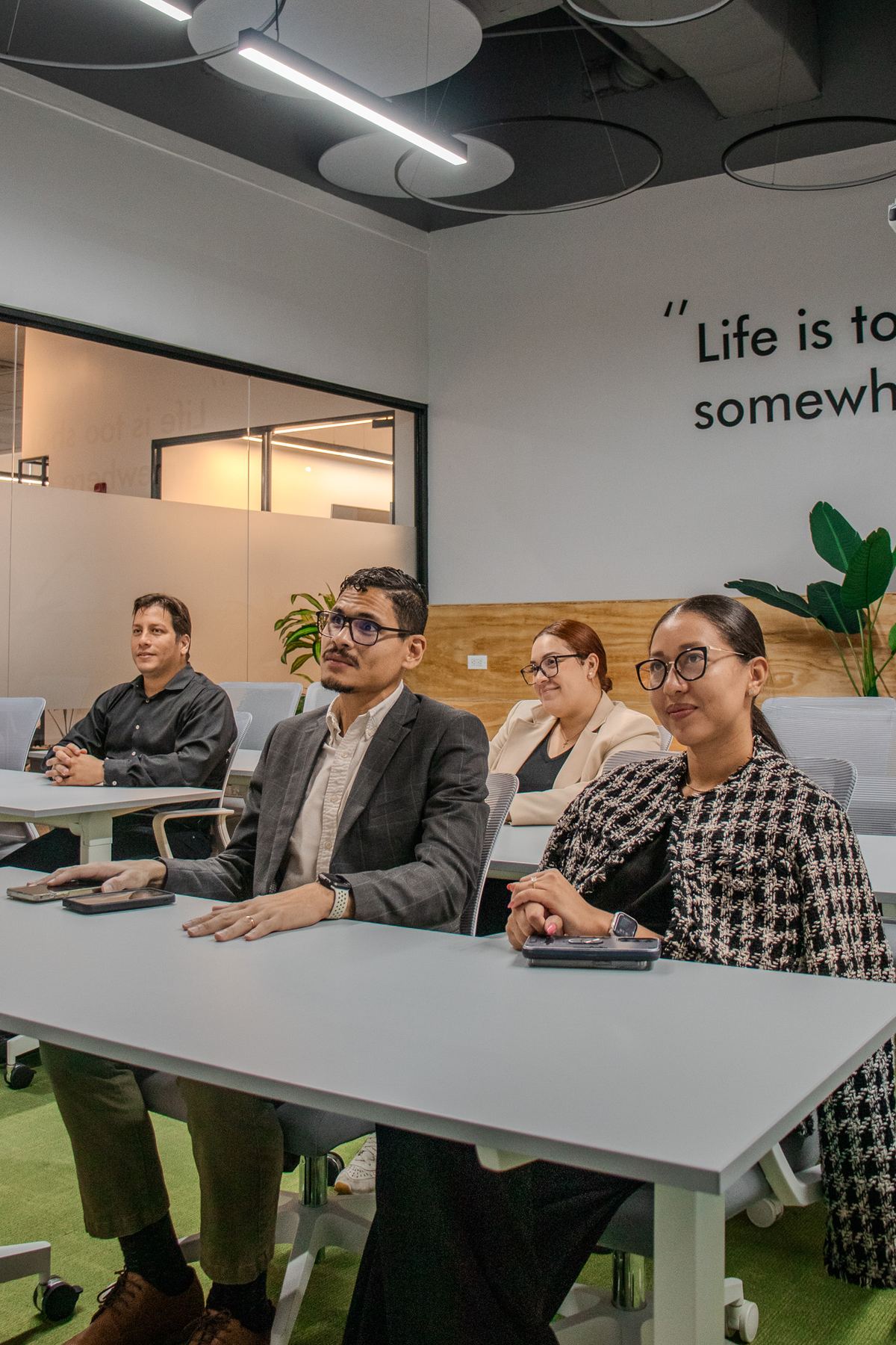 Grupo en una capacitación dentro de la sala de entrenamiento de Rworks Coworking, Panamá